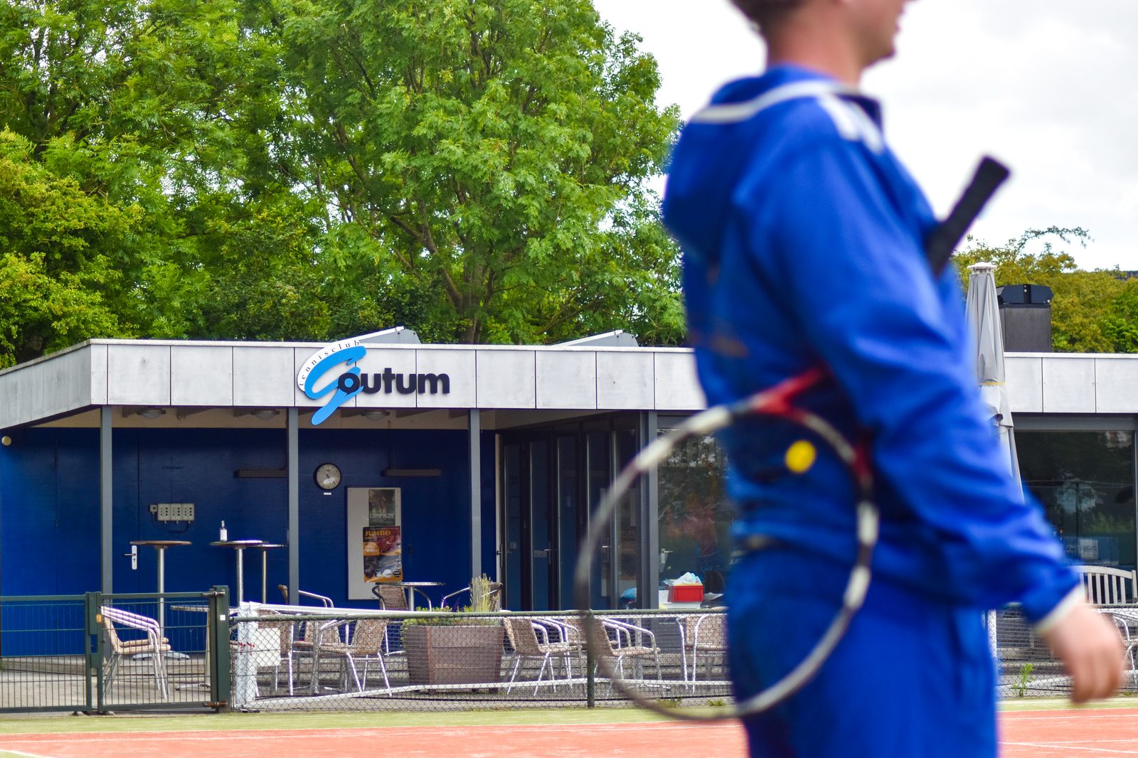 Tennisbaan van T.C. Goutum midden in het dorp