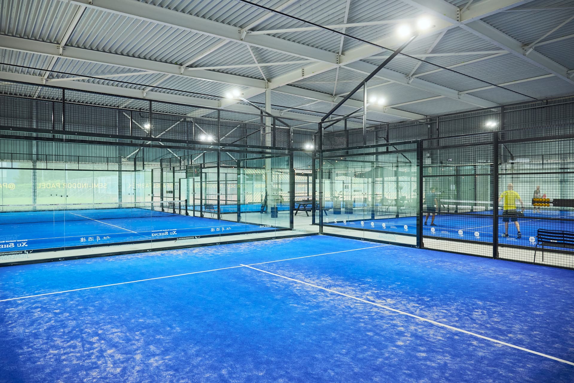 Semi-indoor padelbanen van Padel Fabriek Leeuwarden