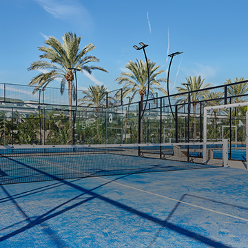 Padelbanen in de zon tijdens het padelkamp in Valencia